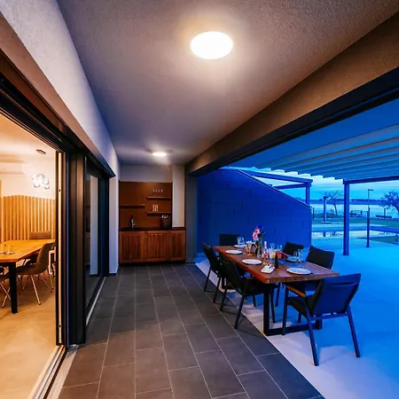 New Budinski 1st Row & Pool Appartement *