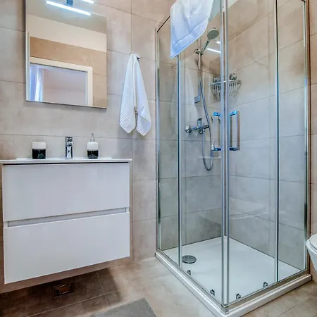 New Budinski 1st Row & Pool Appartement *