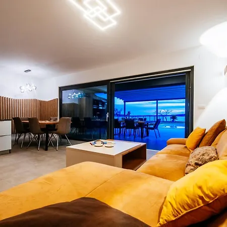 New Budinski 1st Row & Pool Appartement *