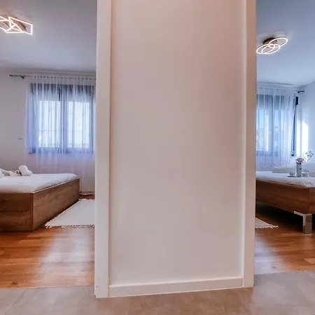 New Budinski 1st Row & Pool Appartement *