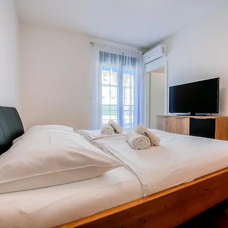 New Budinski 1st Row & Pool * Povljana