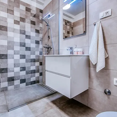 Appartement New Budinski 1st Row & Pool *