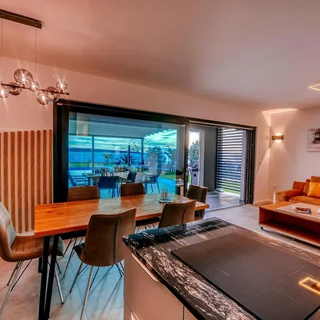 New Budinski 1st Row & Pool Appartement *