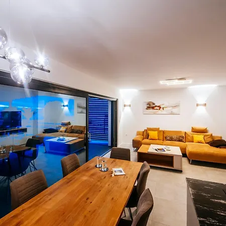 New Budinski 1st Row & Pool