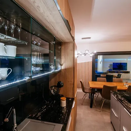 New Budinski 1st Row & Pool *