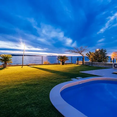 New Budinski 1st Row & Pool *