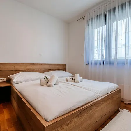 New Budinski 1st Row & Pool