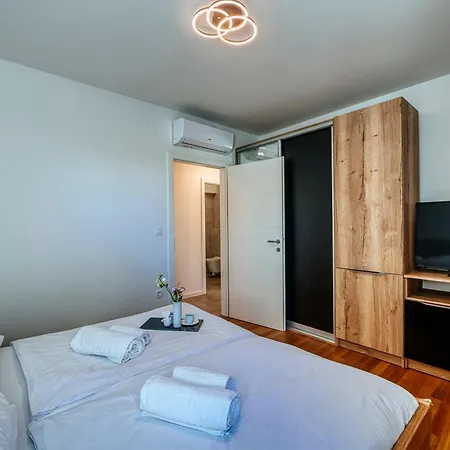 New Budinski 1st Row & Pool