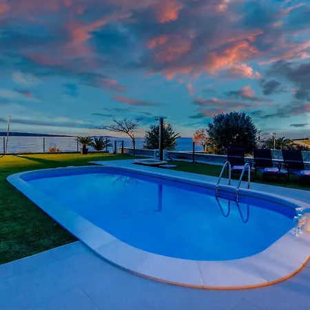 New Budinski 1st Row & Pool *