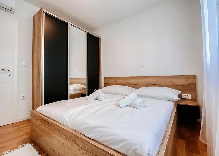 Apartman New Budinski 1st Row & Pool