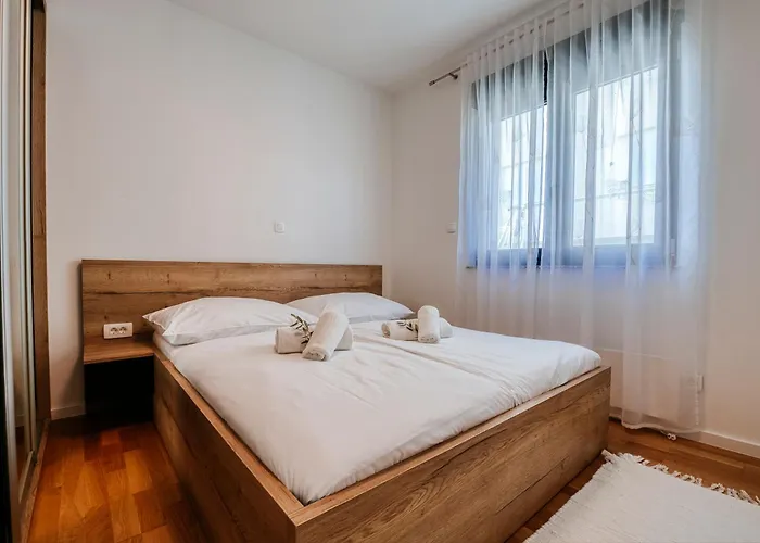 New Budinski 1st Row & Pool