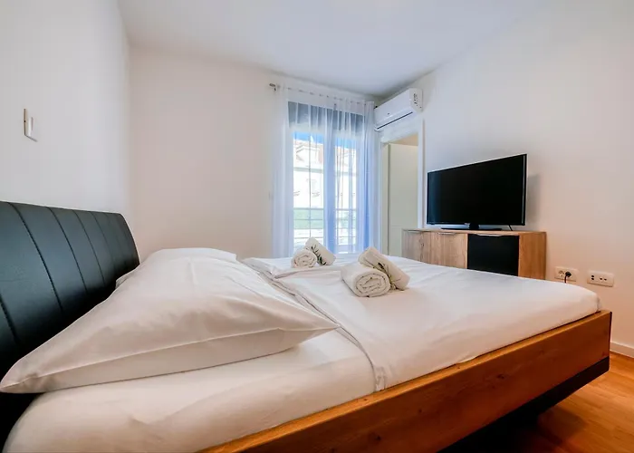 New Budinski 1st Row & Pool * 포블랴나