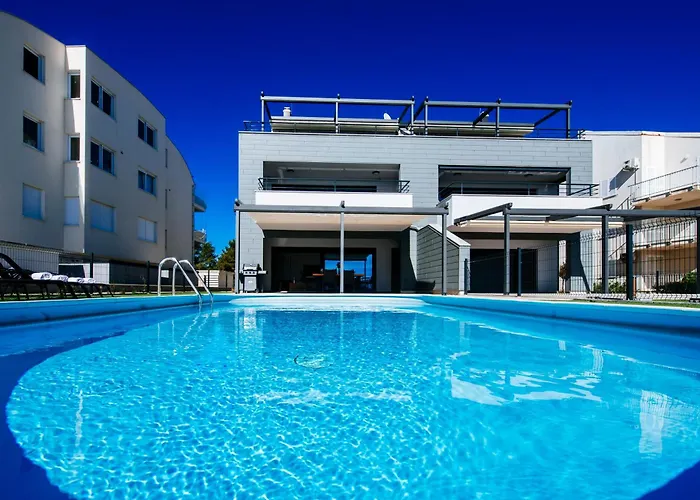 New Budinski 1st Row & Pool *