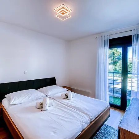 New Budinski 1st Row & Pool Appartement *