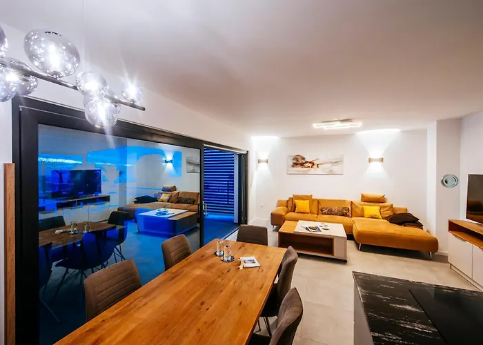 New Budinski 1st Row & Pool