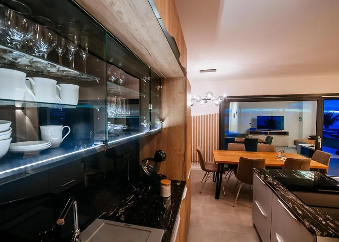 New Budinski 1st Row & Pool *