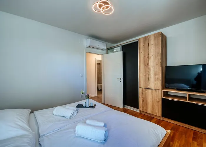 New Budinski 1st Row & Pool